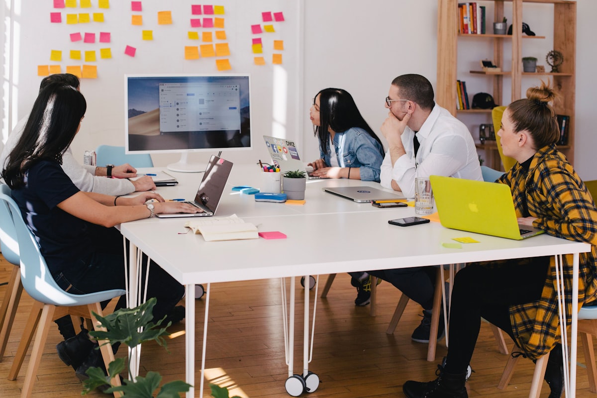 Professionnel utilisant un assistant IA pour explorer les connaissances de l'entreprise