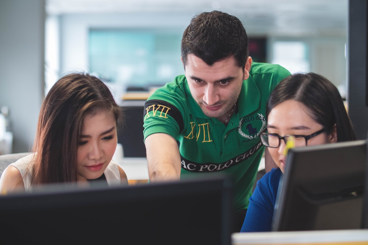 Formateur animant un atelier de formation technique pratique
