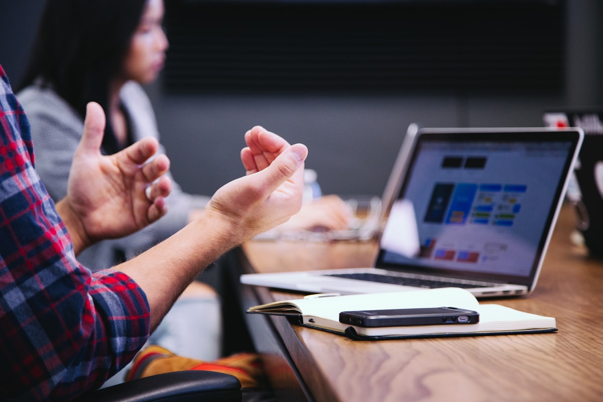 Consultants passant en revue une architecture de solution avec un client
